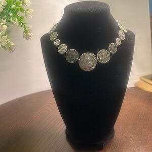 Great silver tone hammered disk choker necklace w/ lobster clasp & extender